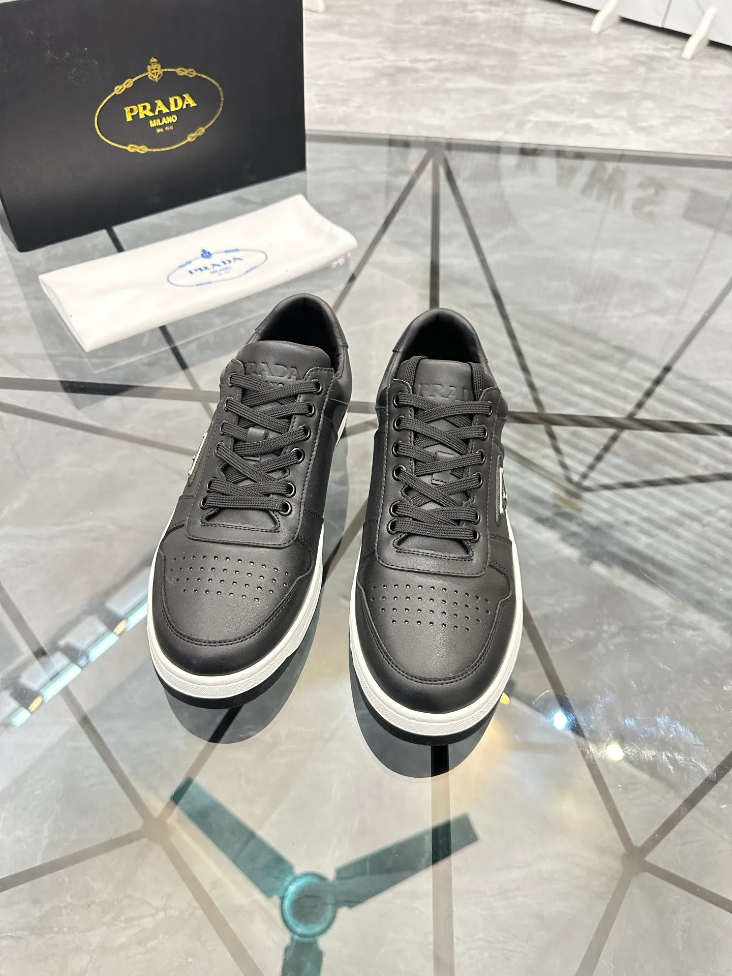Men's shoes: 💰P400¥ Product trademark: Prada *"Prada*" low-top casual shoes Regular size: 38-44 (can be customized to 45) Product materials: imported cowhide upper, sheepskin lining, original outsole. Number: 020